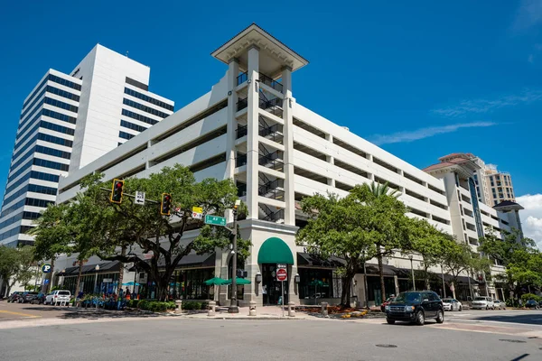 Foto Van Een Gemengde Bedrijfs Parkeergarage Petersburg Usa — Stockfoto