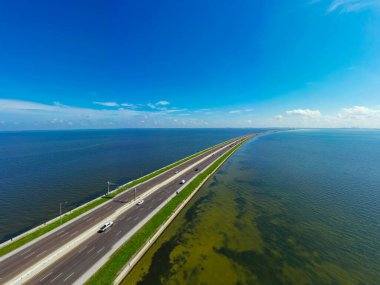 Tampa Körfezi üzerindeki 275 Howard Frankland Köprüsü 'nün havadan çekilmiş fotoğrafı.
