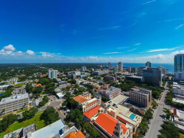 St. Petersburg şehir merkezindeki Tampa Körfezi manzaralı hava fotoğrafı