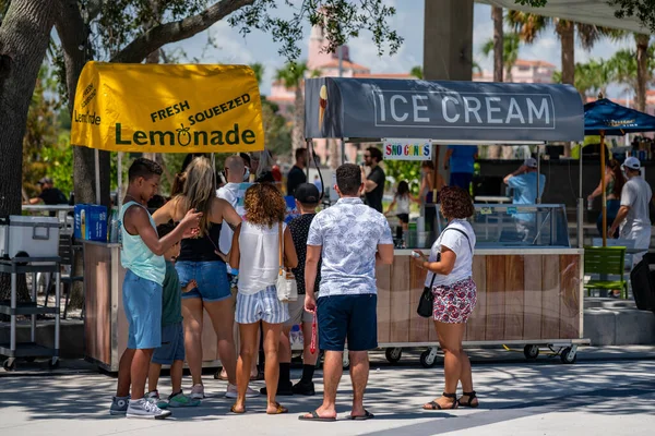 Zdjęcie Osób Kupujących Krem Biurowy Lemoniadę Sankt Petersburg Pier Florida — Zdjęcie stockowe