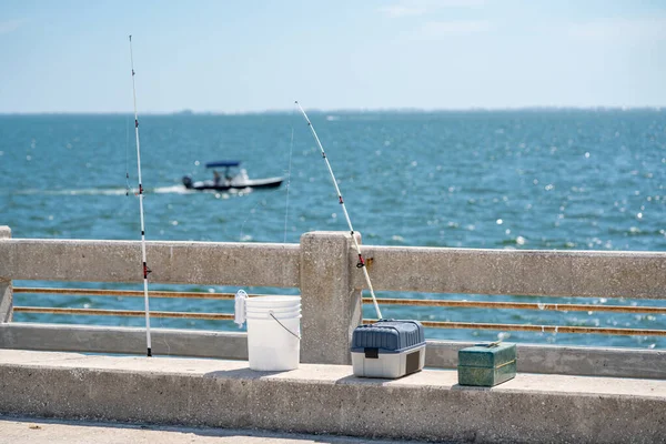 桟橋の釣竿やタックルボックスの写真 — ストック写真