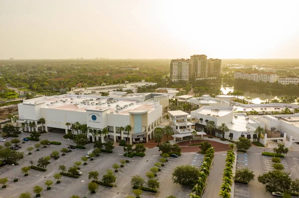 The Gardens 'ın hava aracı fotoğrafı Palm Beach FL USA gündoğumunda.