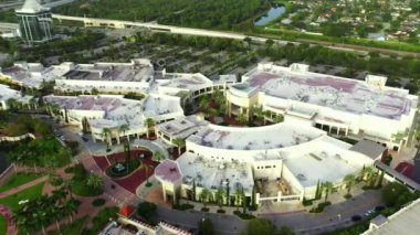 Hava aracı görüntüleri. Gardens Alışveriş Merkezi lüks yaşam tarzı merkezi.