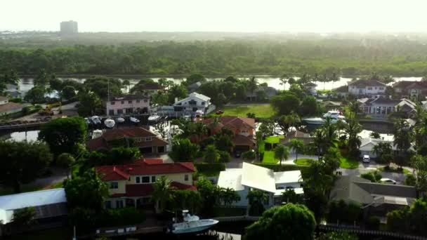 南フロリダの豪邸上空を飛行する空中ビデオドローン米国 — ストック動画