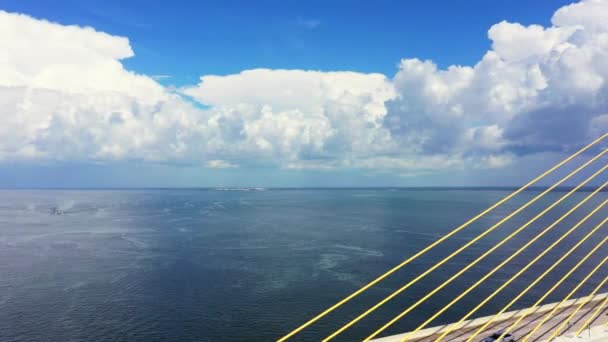 Crossover Aérien Cinématographique Sunshine Skyway Bridge Tampa Bay Florida — Video