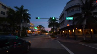 Miami Beach, FL, ABD - 25 Eylül 2020 Miami Beach Collins Bulvarı renkli alacakaranlık görüntüleri