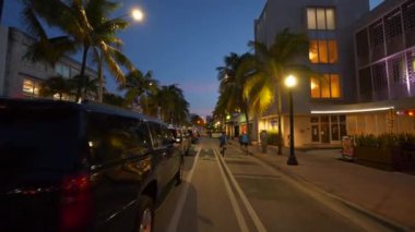 Miami Beach, FL, ABD - 25 Eylül 2020: Miami Beach Washington Bulvarı bisiklet yolu ve park yeri