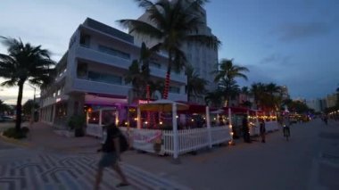 Miami Beach, FL, ABD - 25 Eylül 2020 Alacakaranlık görüntüleri Miami Beach Ocean Drive 4k 60p