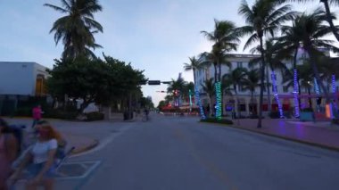 Miami Beach, FL, ABD - 25 Eylül 2020 Miami Beach Ocean Drive neon ışıkları ve turistler