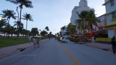 Miami Beach, FL, ABD - 25 Eylül 2020: Ocean Drive 'daki restoranlar 4k 60 peni ile çekildi