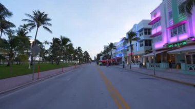 Miami Beach, FL, ABD - 25 Eylül 2020: Miami Beach Ocean Drive Twilight Eylül 2020