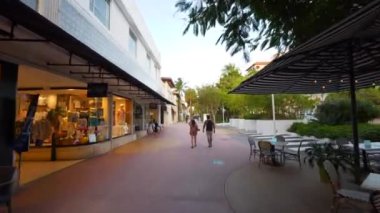 Miami Beach, FL, ABD - 25 Eylül 2020: Lincoln Road Miami Beach hareketsiz kamera 4K 60p