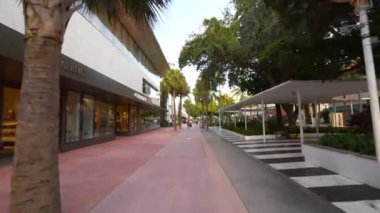 Miami Beach, FL, ABD - 25 Eylül 2020: Lincoln Yolu yeniden açılıyor ve turistler Miami Beach Covid 19 Coronavirus Pandemisi 'ne geri dönüyor 