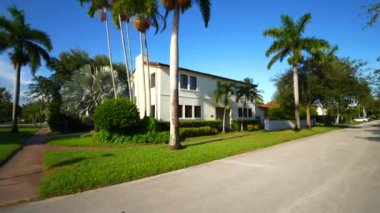 Miami Beach 'teki üst sınıf bir evin kamera görüntüleri. 4K 60p.