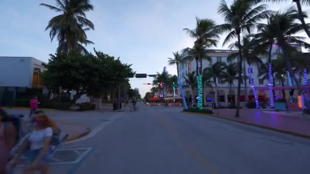 美国佛罗里达州迈阿密海滩 2020年9月25日 迈阿密海滩海洋大道霓虹灯和游客的夜间镜头 — 图库视频影像