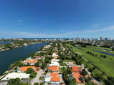 Miami Plajı 'nda golf sahası ve liman arasında lüks evler.