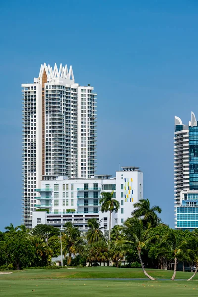 Akoya Miami Beach High Rise White Condominium Pointy Roof Art — 图库照片