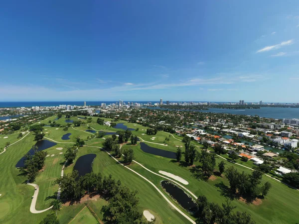迈阿密海滩高尔夫球场景观和比斯卡恩湾场景的航拍照片 — 图库照片