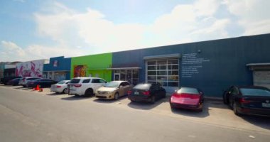 Fort Lauderdale, FL, ABD - 22 Eylül 2020: Fort Lauderdale FAT Village Duvar yazıları 4k 60p