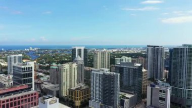 Fort Lauderdale 'in aşağısında kule üstgeçidi FL hava aracı videosu