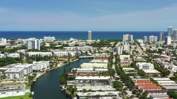 Εναέρια Ώθηση Στο Πλάνο Miami Beach Πολυκατοικίες Και Διαμερίσματα Προκυμαία — Αρχείο Βίντεο