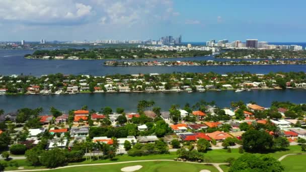 Vista Aérea Rápida Miami Beach Normandía Shores Barrio Bahía Océano — Vídeos de Stock