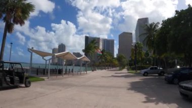 Miami, FL, ABD - 22 Eylül 2020: Miami Şehir Merkezi Bayside Parkı 'nda Gopro kahramanı 9 hiperpürüzsüz 3' e 5k 'lik el çekimi