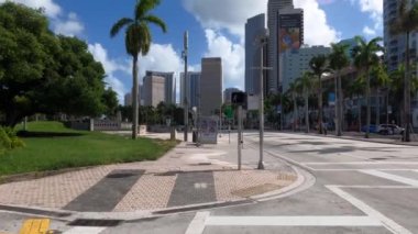 Miami, FL, ABD - 22 Eylül 2020: Miami şehir merkezindeki film turu Gopro Kahramanı 9 'un el kamerasıyla çekilmiş el feneri görüntüsü.