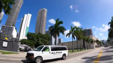 Miami, FL, ABD - 22 Eylül 2020: 5 'te Biscayne Bulvarı' ndaki Hilton Hotel şehir merkezi görüntüleri