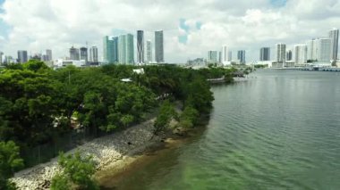 Orman Adası Miami FL alçaktan uçuyor