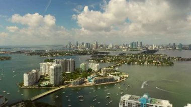 Miami Beach Biscayne Körfezi ve şehir merkezinin görüntüsü.