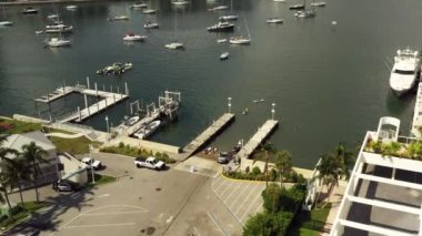 Miami Beach, FL, ABD - 25 Eylül 2020: İsim: Miami Beach 'te stand-up raket piyasaya sürülen hava videolu insanlar