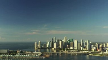 Miami şehir merkezindeki hava görüntüsü daha fazla gökyüzünü göstermek için yukarı bakıyor.