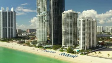 Sahildeki binalar havadan 4K görüntüler.