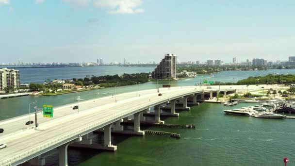 Aerial Drone Video Macarthur Causeway Miami Filmowe Ustalenie Strzał — Wideo stockowe