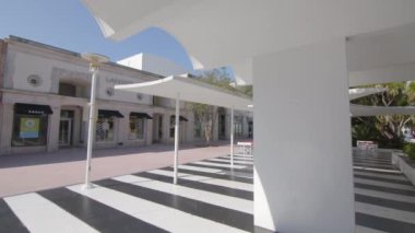 Miami, FL, ABD - 25 Eylül 2020: Miami Beach Lincoln Road Art deco alışveriş bölgesi 6k
