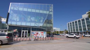 Miami, FL, ABD - 25 Eylül 2020: Antropoloji Modern mimari Miami Beach Lincoln Road 6k