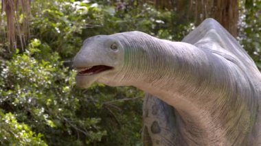 Animatronik Apatosaurus dinozor 6k video kaydı