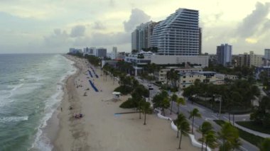 Covid 19 Coronavirus salgınının yeniden başlaması sırasında Fort Lauderdale Sahili 'ne dönen turistler