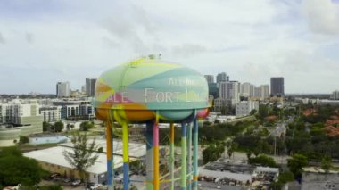 Hava raporuna göre Fort Lauderdale FL su kulesinin arkasında.