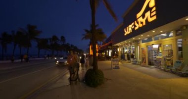 Fort Lauderdale, FL, ABD - 4 Ekim 2020: Fort Lauderdale 3. aşama Covid 19 Coronavirus salgını sırasında restoran ve barların yeniden açılması