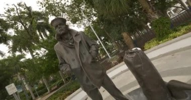 Fort Lauderdale, FL, ABD - 4 Ekim 2020 Bir denizci Fort Lauderdale Riverwalk C4k Bronz heykeli