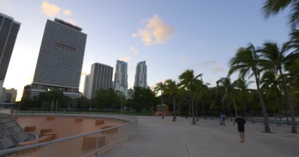 Miami フロリダ州 アメリカ 2020年10月10日 映画ダウンタウンマイアミベイフロントパークシーンC4K — ストック動画