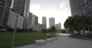 Miami, FL, ABD - 10 Ekim 2020: Brickell Point Miami Riverwalk film görüntüleri