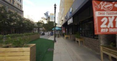 Miami, FL, ABD - 10 Ekim 2020: Miami C4k pov şehir merkezi kaldırımı