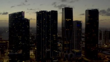 Miami FL şehir merkezindeki gökdelen binaları 4k 30 peni.