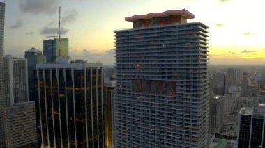 Miami İş Dünyası Güzellik Antenleri gün batımında