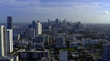 Hava saldırısı Miami şehir merkezinde, alacakaranlıkta.