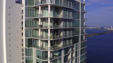 Modern Miami balkonları aşağı eğimli havadan görünüyor.