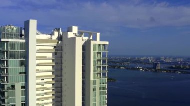 Havacılık, binanın arkasındaki Miami Biscayne Körfezi 'ni gösteriyor.